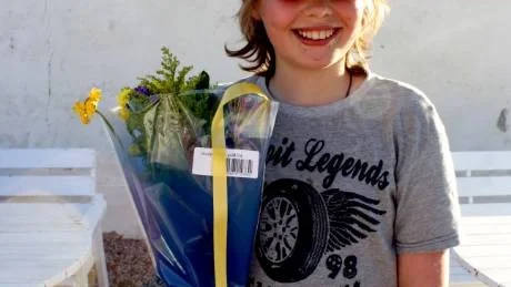 Gabriel Marling Rideout hade blommor med till pappa, Stefan Marling, som är skådespelare i Romateatern.