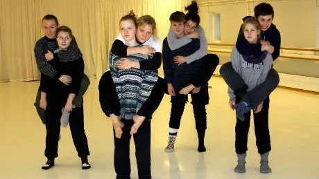 Danseleverna som skapat koreografier av poesi och dansar på Almedalsbiblioteket i kväll är Matilda Olofsson, Angelica Hamrén, Li Molnar Kronlid, Sofia Berglund, Anna Sonnsjö Andersson, Josefin Hed Myrberg, Moa Bobäck och Jilda Hallin.
