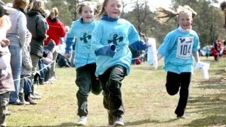 Full fart. Amanda Runfeldt, Erika Wengberg och Amanda Nordberg lyckades riktigt bra i Lillkorpen.  De tre tjejerna lyckades hitta alla kontroller och sprang dessutom om några äldre killar på banan.