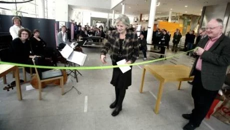 samrådsklipp. Lena Celion, (m), invigde startskottet för samrådet kring den nya översiktsplanen på Almedalsbiblioteket i går. Gunnar Gustavsson håller i bandet.