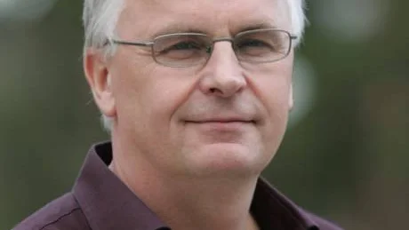Många av de privata företag som ansvarar för den kommunala omsorgen om äldre i Stockholm, betalar inte rätt löner, pensioner och sociala avgifter, skriver Tommy Gardell.