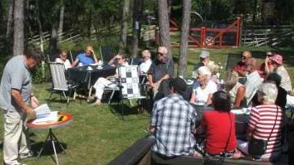 Berättar. Bernt Jokobsson, Eksta, berättar om Ekstakusten för Gotlandsgillet.