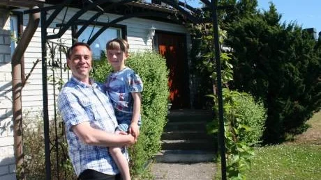 Socialdemokratiska riksdagsledamoten Christer Engelhardt och sju-årige sonen Jacob vid entrén till familjens 70-tals-villa i Visby.