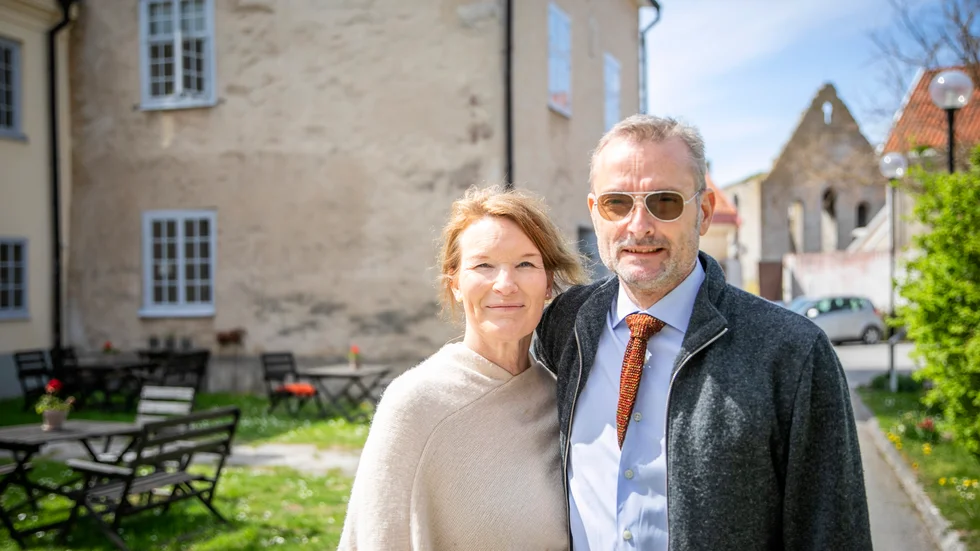 För ett år sedan köpte stockholmarna Ulrika Wiklander och  Tobias Lundgren Hotell Helgeand i Visby innerstad. Hotellet består av tre huskroppar; den äldsta från 1200-talet. Långhuset byggdes på 1600-talet och gårdshuset på 1800-talet. Fastigheten ägs av Statens fastighetsverk.