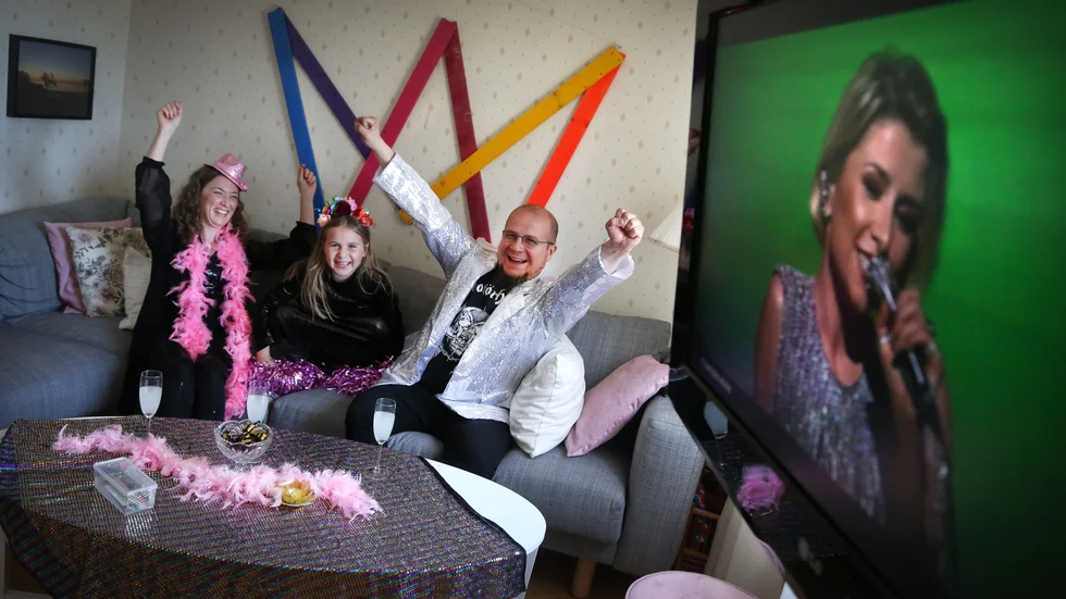 Familjen Skog Carlsson, Sara, Nim och Erik, hejar på Cornelia Jakobs och hoppas få jubla när röstningen är över. Sverige, menar de, har en stor chans att vinna hela Eurovision.