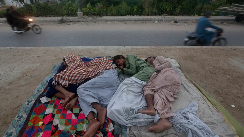 Arbetare sover utomhus i Karachi Pakistan. Arkivbild.