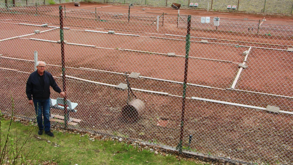 Motionsspelaren Göran Stångberg efterlyser spelbara tennisbanor på Grosvad.