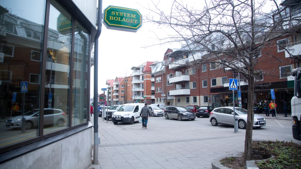 Samhällsbyggnadsnämnden beviljar medel, men lägger sig inte i detaljer i hur Lillbrogatan ska utformas.