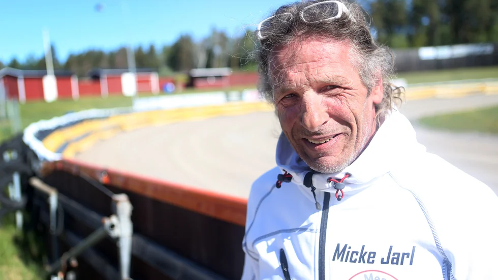 Michael Jarl laddar för Falco Memorial.
