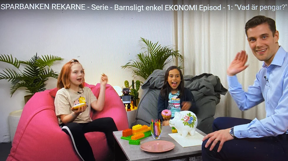 I programserien möter Sparbanken Rekarnes rådgivare Karl Mersin barn för att diskutera ekonomi. 