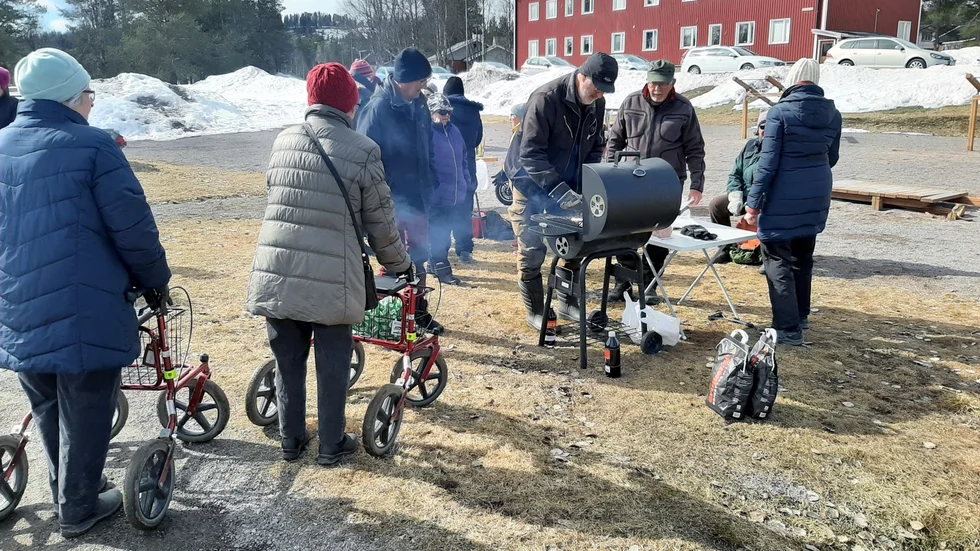 Roger Renberg och Ingemar Lundberg såg till att medlemmarna fick sina hamburgare.