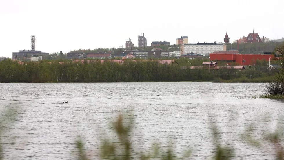 Förorenad. Provmuddringen av Norrbottens mest förorenade sjö Ala Lombolo i Kiruna har skjutits upp till nästa sommar.