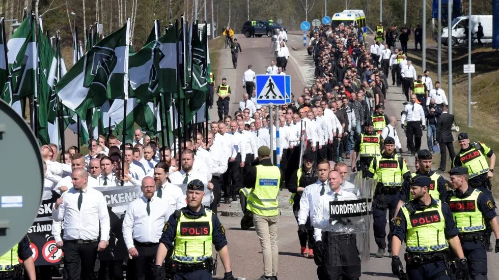 Nazister. Nordiska motståndsrörelsen under årets förstamajtåg i Falun.