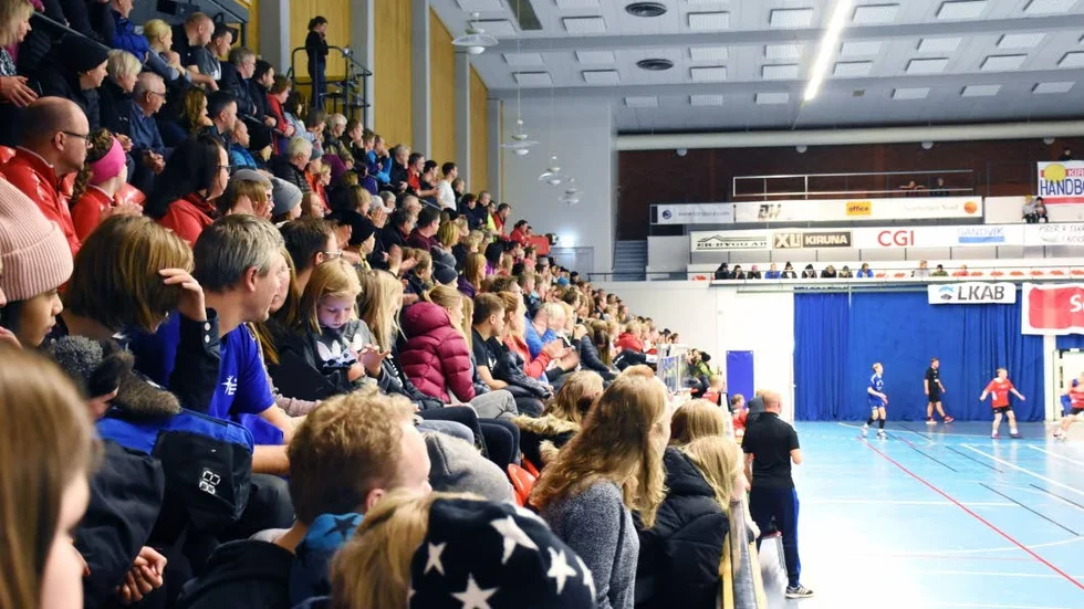 Fullt. Många funktionärer och domare har jobbat med Rallarcupen under helgen. Finalen för A pojkarna -01 drog fulla läktare.
