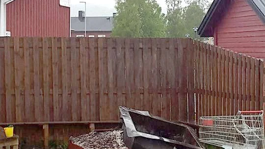 Förstörd. Barnens grillplats är förstörd. I helgen har någon vandaliserat den.
