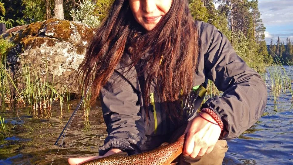 FISKEEXPERTEN Therese Lundin från Piteå tycker att det är självklart att fiskar som inte ska ätas släpps tillbaka.