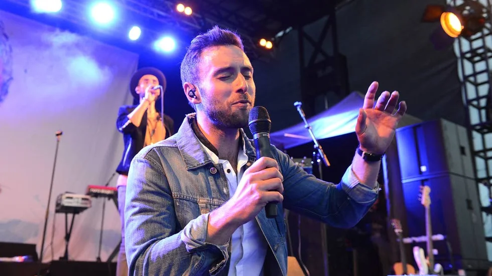 Artister. Måns Zelmerlöw, var en av artisterna vid Sommarfesten i Kalix. Han hann även bli hedermedborgare i byn Månsbyn under festivalveckan.