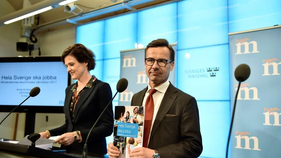 Hänger på. Moderaterna i Västerbotten följer partikamraterna i Norrbotten och nominerar Ulf Kristersson, här tillsammans med Anna Kinberb Batra som tvingats avgå, till ny partiledare.