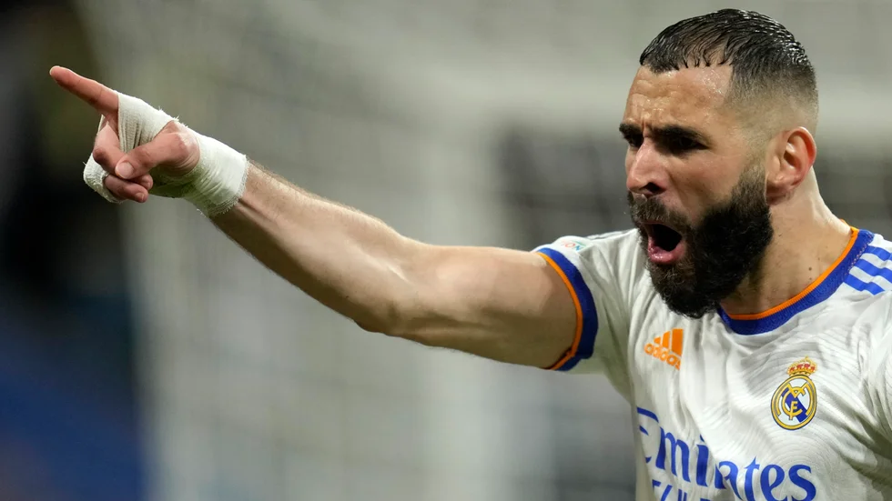 Blir det Karim Benzemas Real Madrid eller Liverpool som får lyfta Champions League-pokalen? Arkivbild.