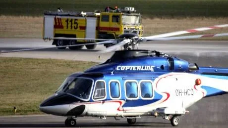 Nödsituation. Helikoptern eskorterades av brandbil, men kunde genomföra en normal landning trots att ena motorn var avstängd.  FOTO: TOBIAS WALLSTRÖM