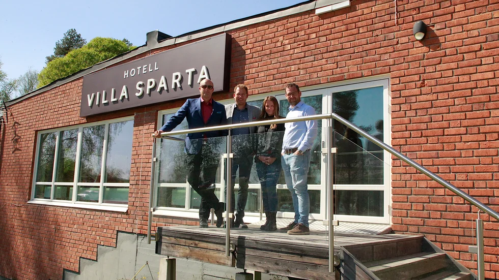 Jens Hardegård, Jonas Jalar, Therese Hardegård och Andreas Jalar är nöjda över omskyltningen. Nu hoppas de på en riktigt fin fest på lördagen för att inviga nya Villa Sparta.