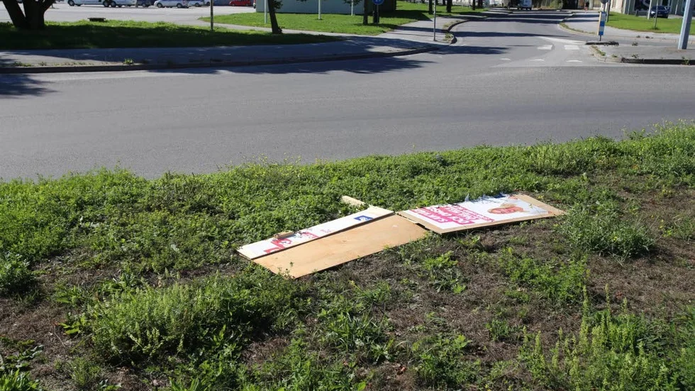 En fälld affisch för Sverige­demokraterna i ÖB-rondellen. (Således inte den skadegörelse som två personer nu dömts för). ↔