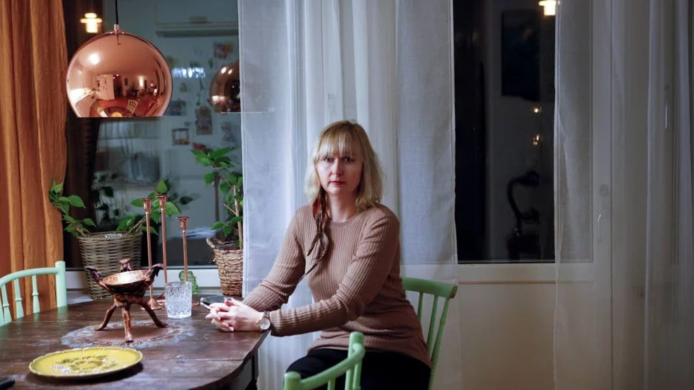 Li Ekman fick idén till sin debutbok på pendeln i Stockholm. Men det var först när hon flyttade tillbaka till ön som kom igång på allvar med skrivandet.