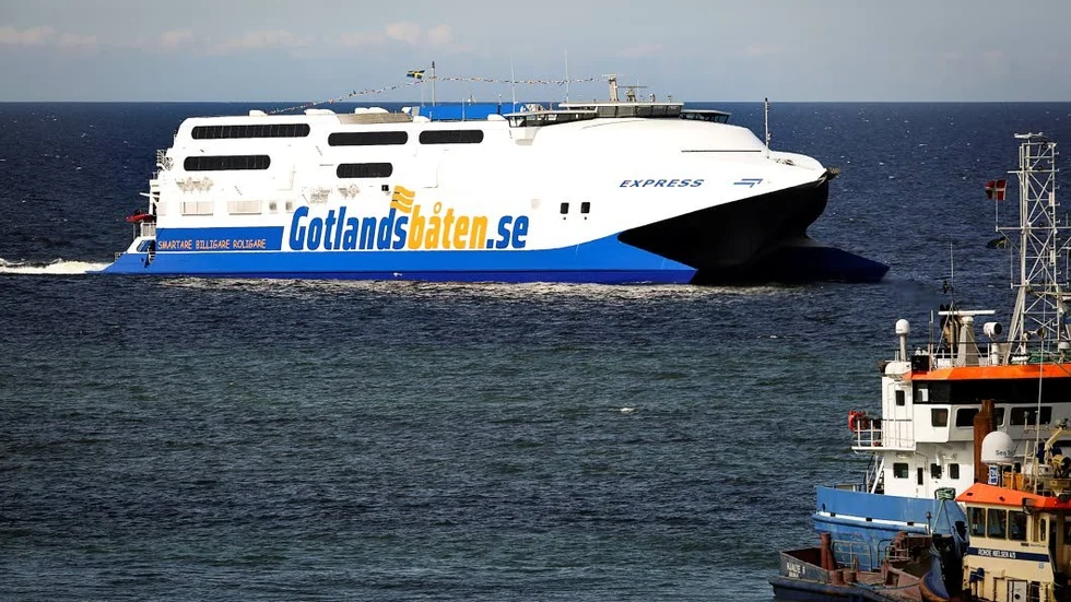 Passagerare blev sjösjuka, men hann förbereda sig för den gungiga båtresan.