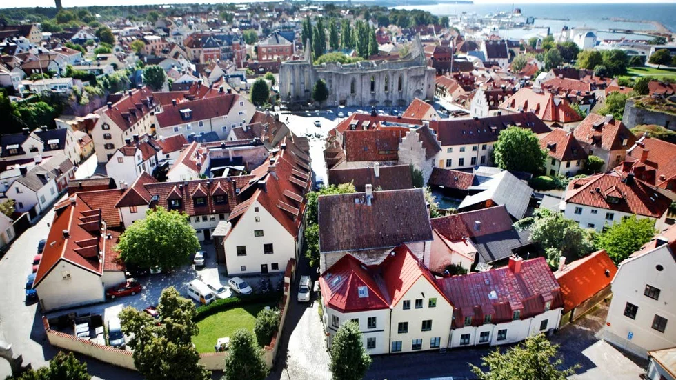 Dyrt. En bostadsrätt i Visby är omkring 10 000 kronor dyrare per kvadratmeter än en på landsbygden.