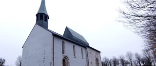 Två olyckor i Lau – en bilist krockade med kyrkans mur