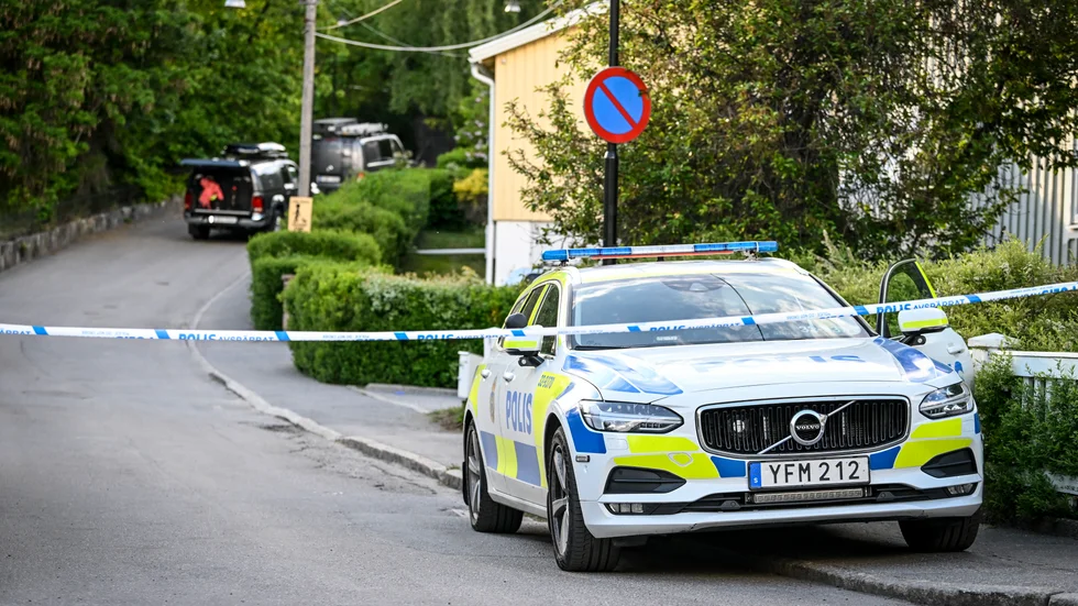 En kvinna i 40-årsåldern och ett barn i femårsåldern har avlidit efter att ha misshandlats svårt i Mälarhöjden i södra Stockholm.