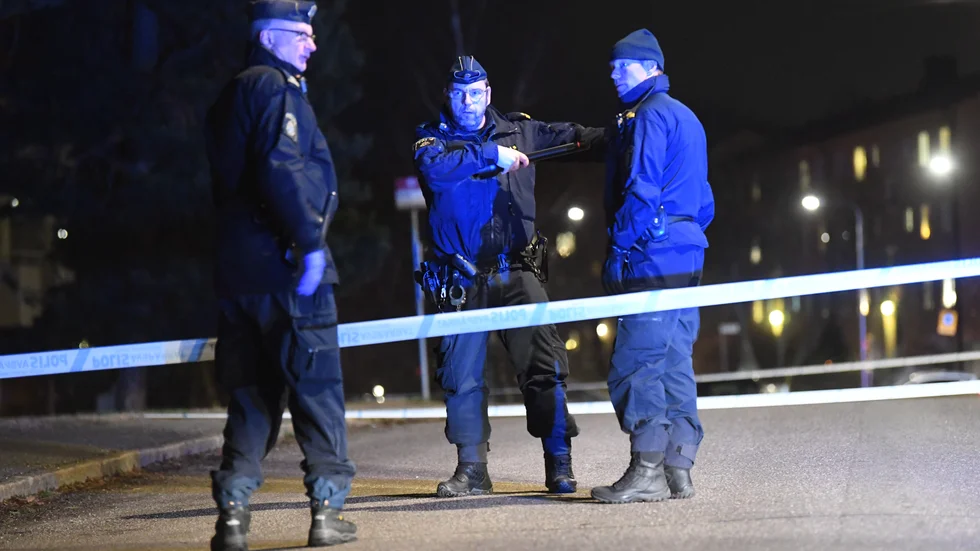 Poliser vid brottsplatsen i Kärrtorp i mars i år där en 14-årig pojke skadades i en skottlossning. Arkivbild.