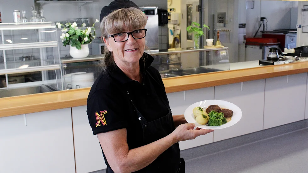 Carin Lindahl, kökschef på Strömbacken, tyckte att det var roligt att få laga till någonting lite annorlunda. Här visar hon upp vildsvinsfärsbiffarna som serverades inom äldreomsorgen.
