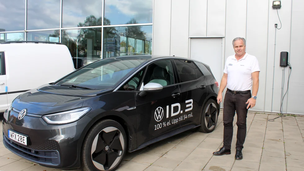 "Nu är det lite tidigt, men jag tror att det kommer påverka att man tänker sig för innan man köper sin bil. Sedan ligger vi redan långt fram i elektrifieringen, elhybrid har ökar markant under året på bekostnad av både diesel och bensin men jag tror att det ökar ännu mer när diesel går upp. Jag hörde att fram till 2030 ska dieseln gå över 30 kronor, då blir det fördelaktigt att åka elbil", säger Kenneth Boman försäljningschef på Engströms Bil.