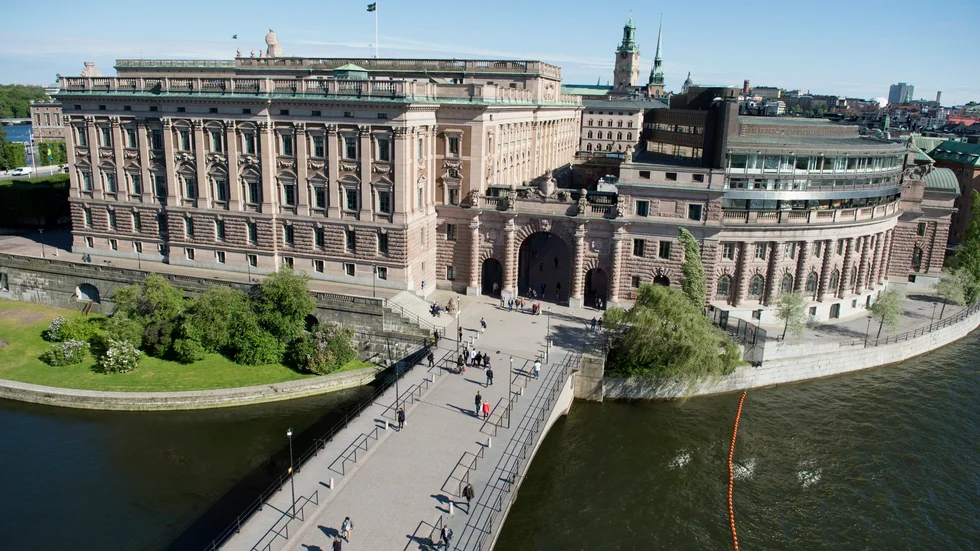 Riksdagens är rikets högsta valda församling. Att stärka dess makt är att värna demokratin.