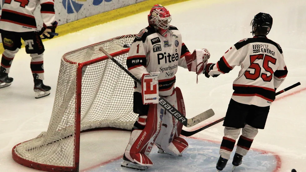 Piteåmålvakten Aron Hansson hade 97,06 i räddningsprocent när laget vann med siffrorna 3-1 mot Kiruna IF i bortahall. Tre viktiga poäng för Piteå Hockey i streckstriden i norra ettan.