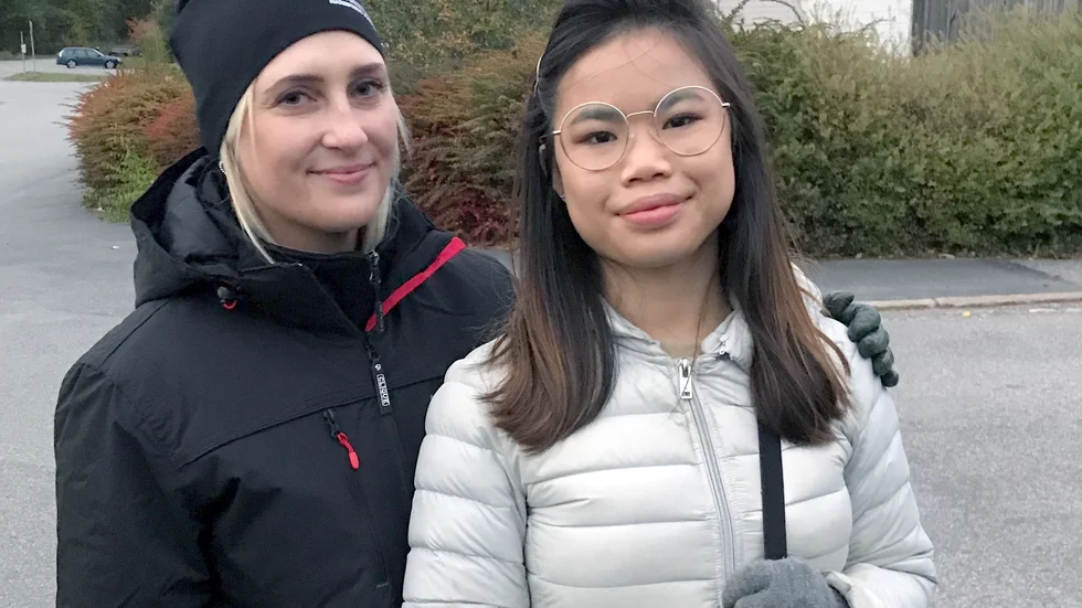 Emilia Fäldt – pedagog och församlingsassistent – tillsammans med 14-åriga Ella Swärd, aktiv i kyrkans ungdom. Duon deltog i onsdagens trygghetsvandring där bland annat Nyponvägen passerades.