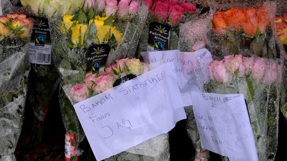 Blommor och hälsningar vid en minnesplats för coronapandemins offer i Stockholm.