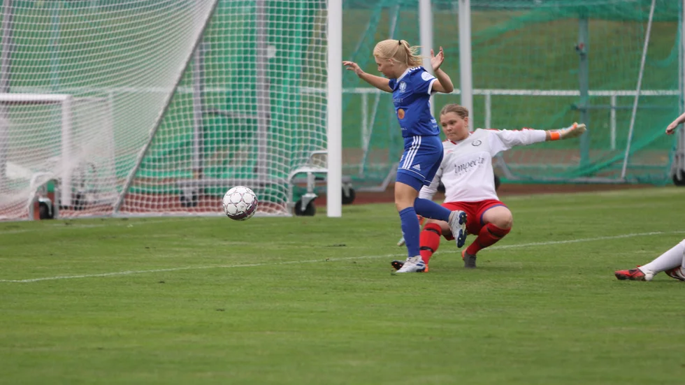 DFK Värmbol tar tillbaka anmälningen för ett av två lag i division 4 för att i stället spela flickfotboll.