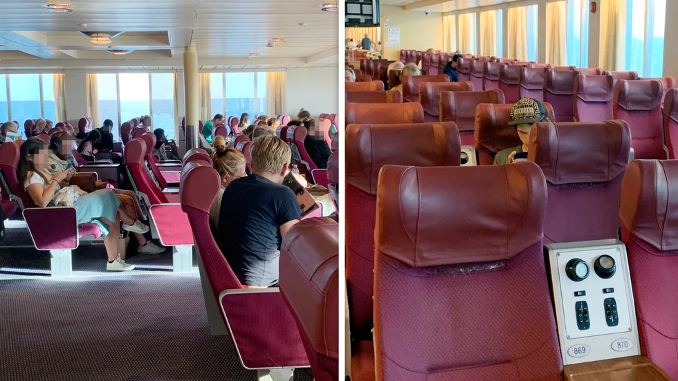 En resenär tog bilder på hur passagerarna var placerade på två olika avdelning på färjan.