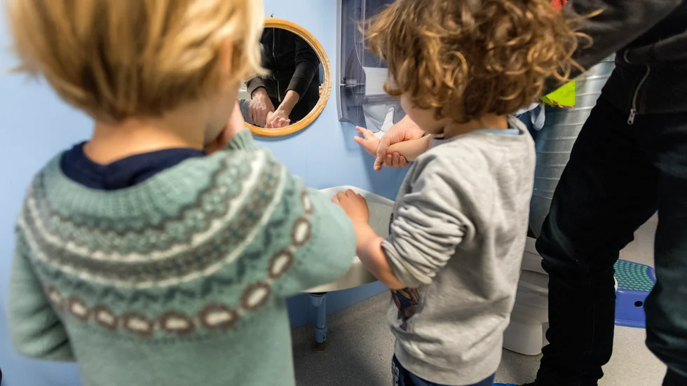 Friska barn kan vara på förskolan, och det gäller fortfarande att vara extra noga med hygienen.