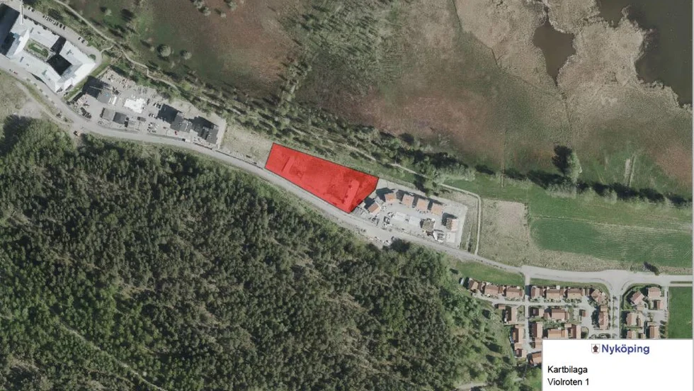 Riksbyggen avbryter sitt projekt på Violroten 1 vid Strandparksvägen på Arnö. Nu står kommunen i begrepp att köpa tillbaka toomten.