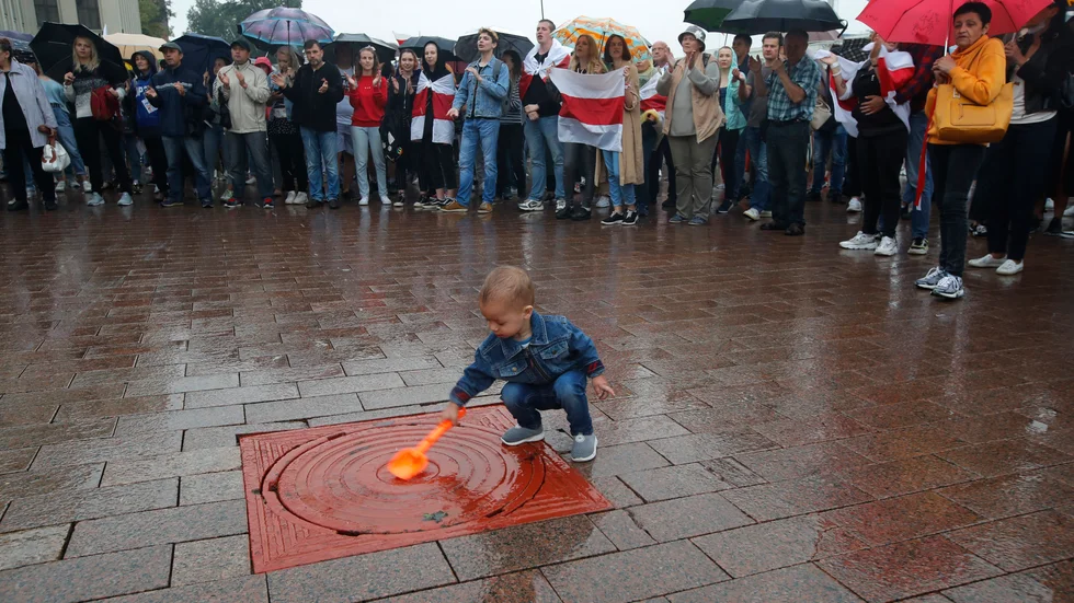 I Minsk har protesterna mot diktatorn Alexander Lukasjenko samlat gammal som ung.