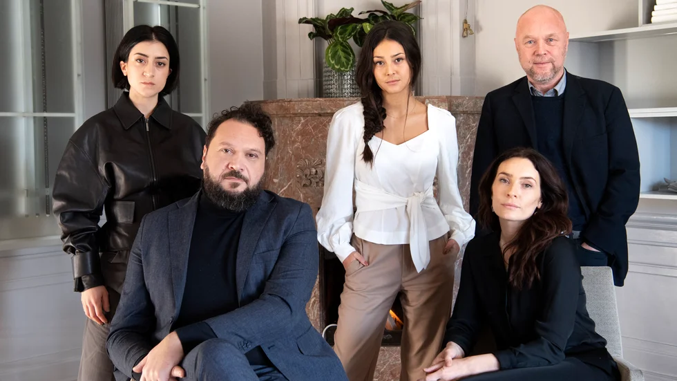 SVT-serien "Kalifat" har chans att vinna kategorin årets tv-drama på Kristallengalan. Även skådepelarna Gizem Erdogan och Aliette Opheim är nominerade, men några kategorier för regissör (Goran Kapetanovic, till vänster i bild) eller manusförfattare (Wilhelm Behrman) finns inte. Arkivbild.