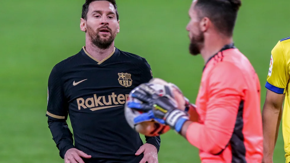 Cadizmålvakten Jeremias Ledesma greppar bollen framför Lionel Messi, vars Barcelona föll med 1–2.