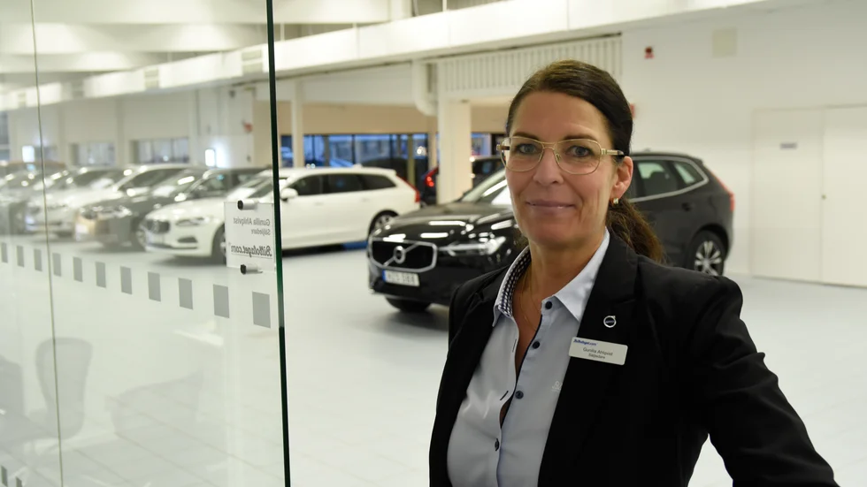 Gunilla Ahlqvist, säljledare för Volvo, vid Bilbolaget i Luleå går en elektrifierad framtid till mötes – även om många kunder ännu tvekar.