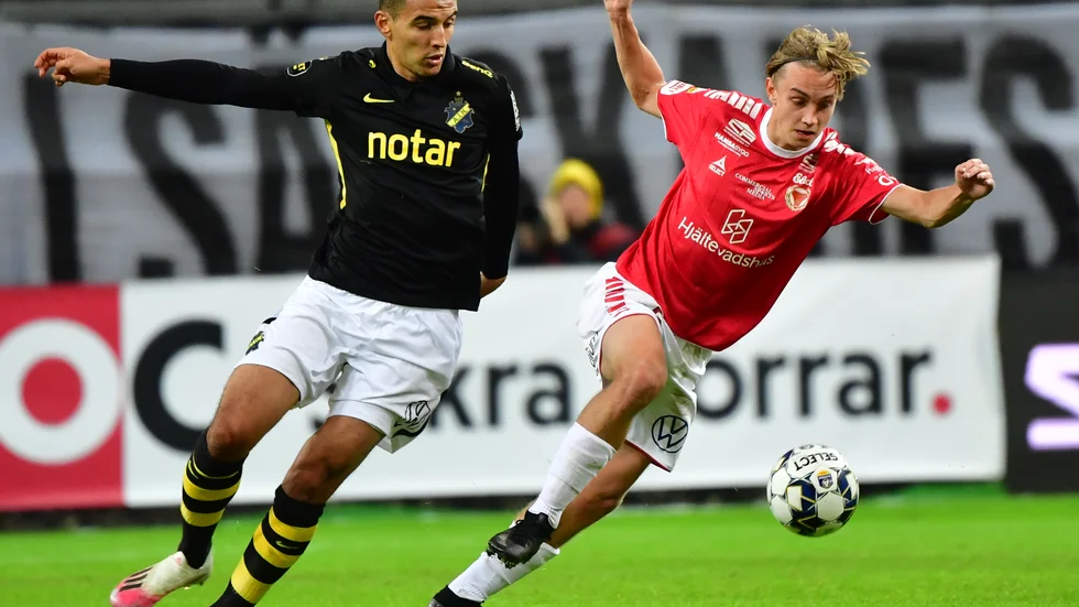 Kalmar FF:s Isak Magnusson, höger, jagas av AIK:s Nabil Bahoui.
