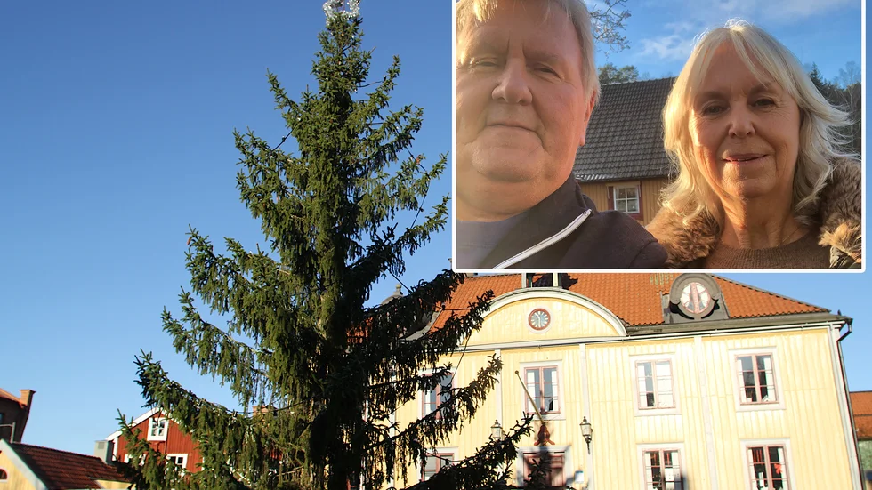 Bo Gunnar och Sussi Malmkvists gran är nu rest på Rådhustorget i Mariefred.
