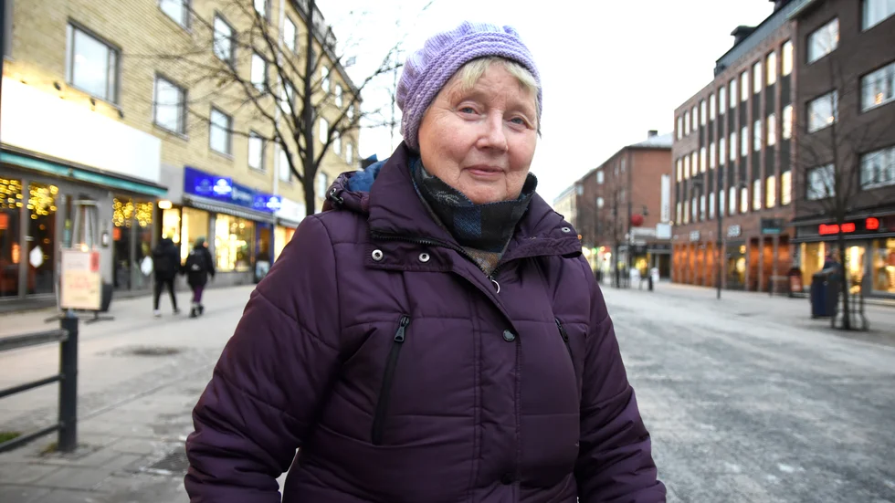 Karin Sundström finner det helt vansinnigt. "Och nu, mitt i corona! Kvinnor och barn far ju redan så illa".