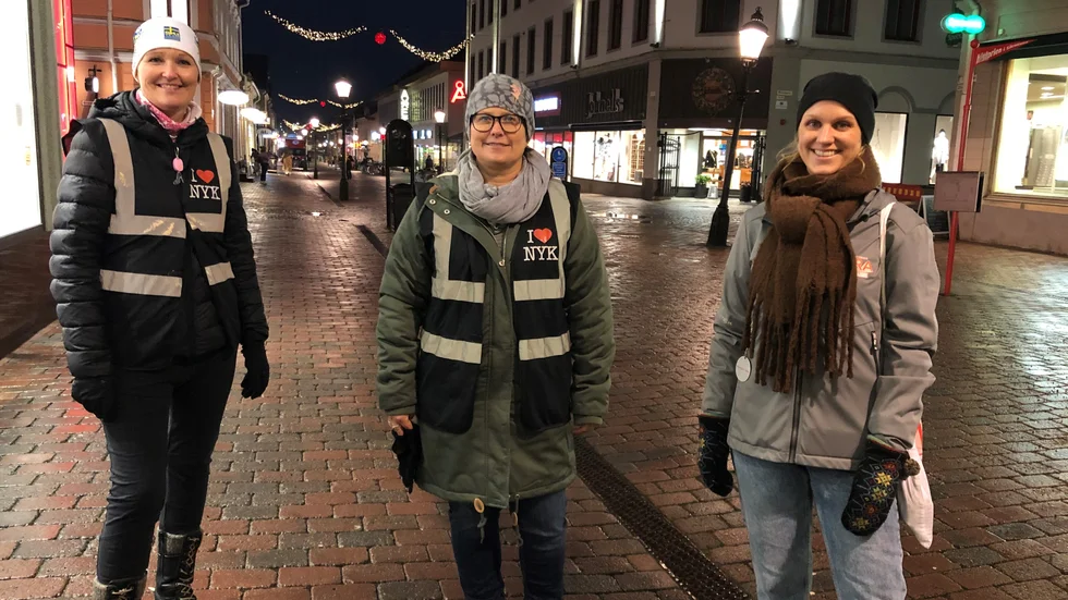 Eva Rosenberg, Nyköpings församling, Malin Glysing, integrationspedagog och Agnes Henriksson från tjejjouren Mira på trygghetsvandring.